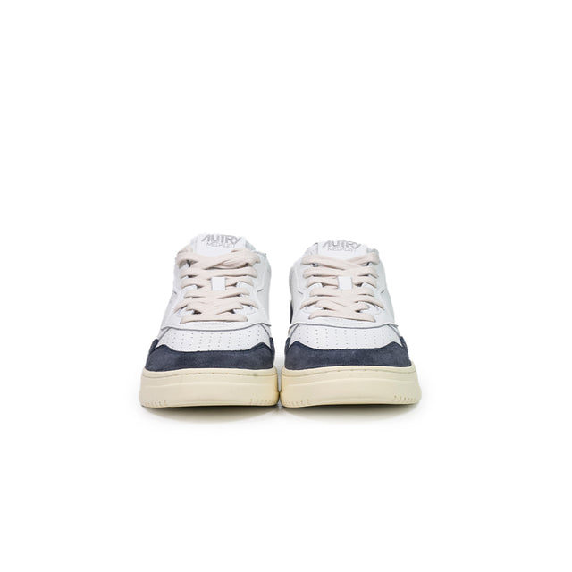 Sneakers Autry - medalist low man leather bianca e suede blu oceano