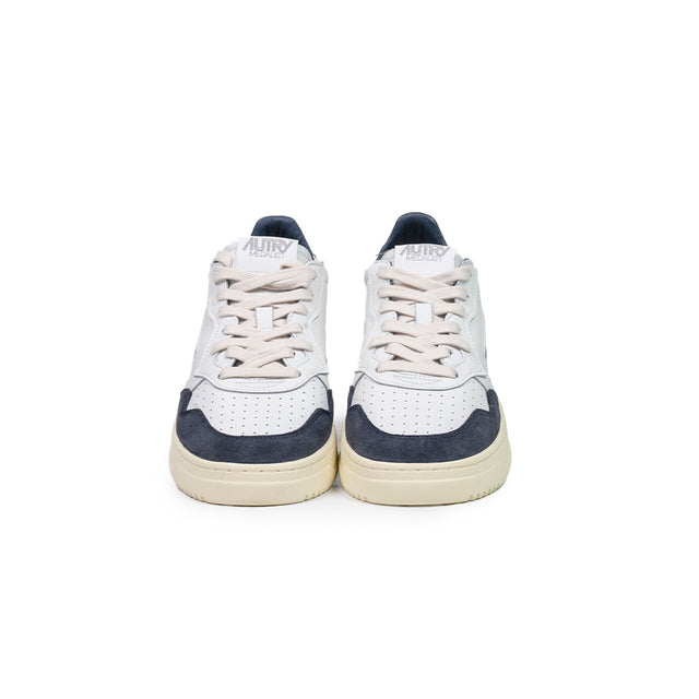 Sneakers Autry - medalist low man leather bianca e suede blu oceano