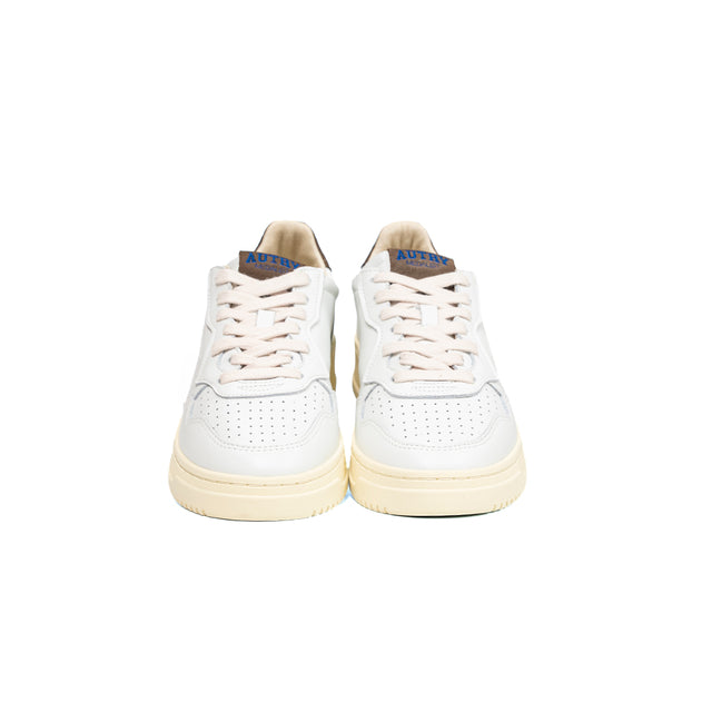 Sneakers Autry- medalist low man lather bianco, marrone scuro e dettagli blu elettrico