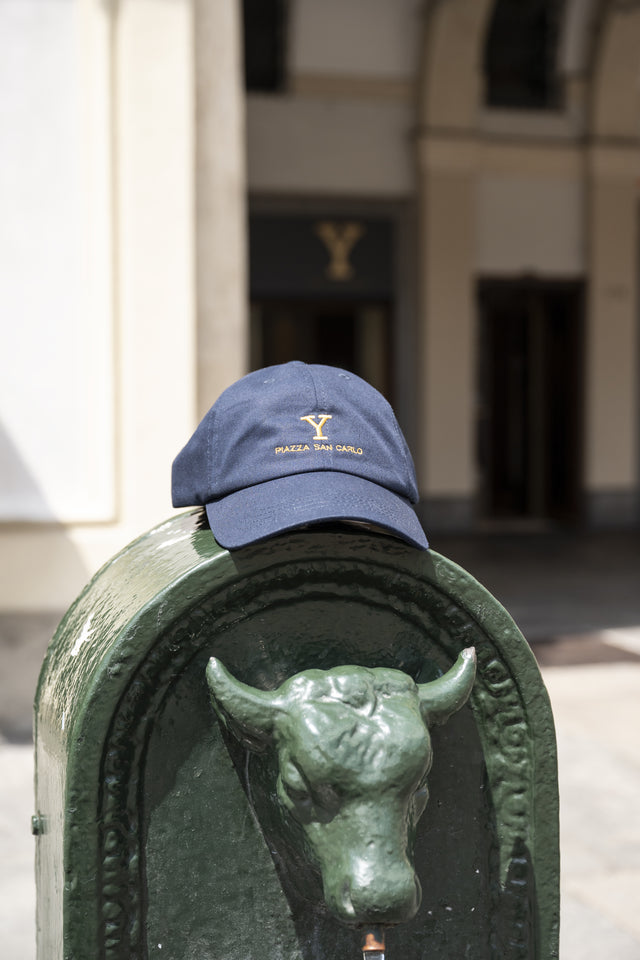 Y Piazza San Carlo 176 - Il salotto di Torino - cappellino blu