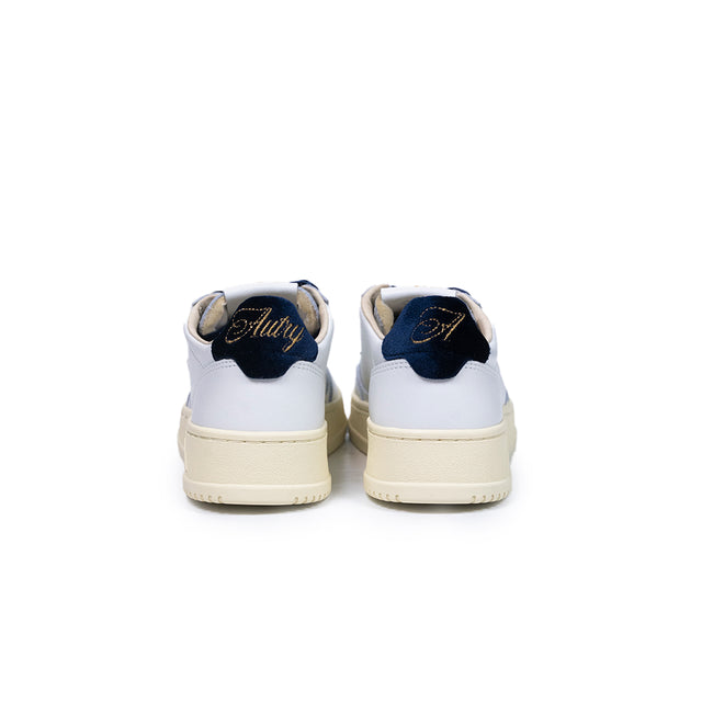 Sneakers Autry- medalist low woman in pelle bianca e velluto blu