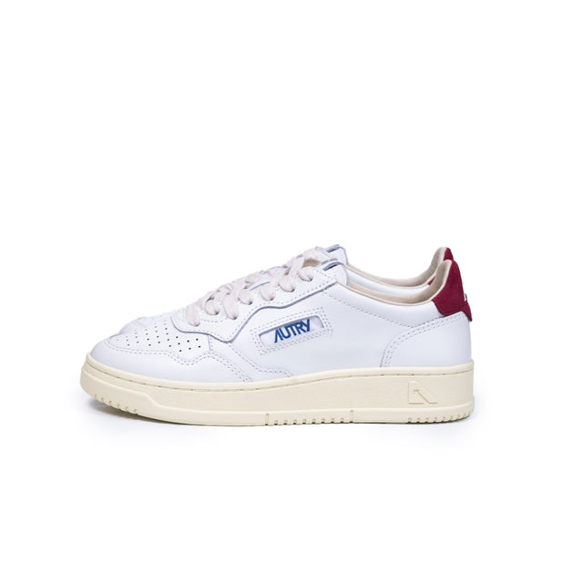 Sneakers Autry- medalist low woman in pelle bianca e suede rosso deep claret