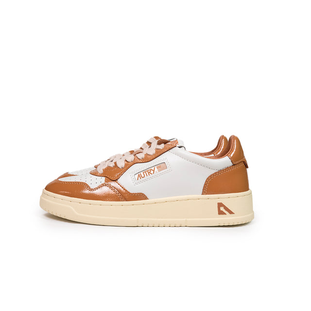 Sneaker Autry - Medialist low wom in vernice caramello