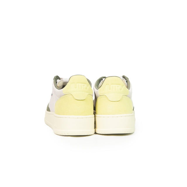 Sneaker Autry - Medalist low man tic suede bianco, verde militare e giallo fluo