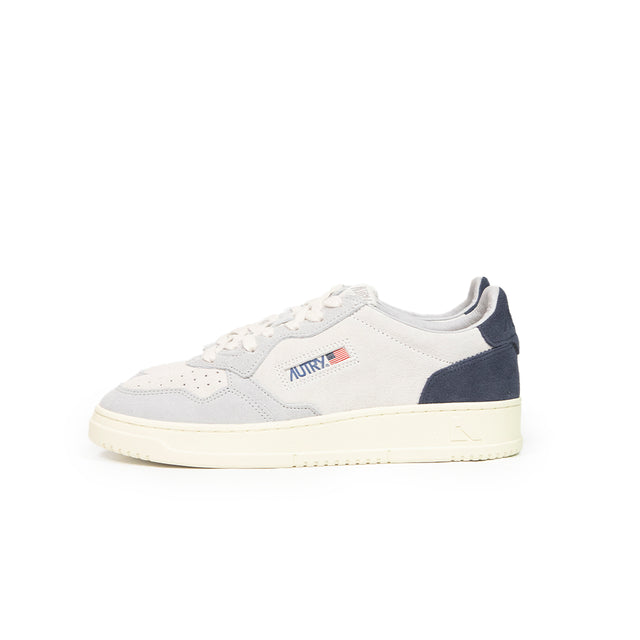 Sneaker Autry - Medalist low man tric suede bianco, blu scuro e grigio