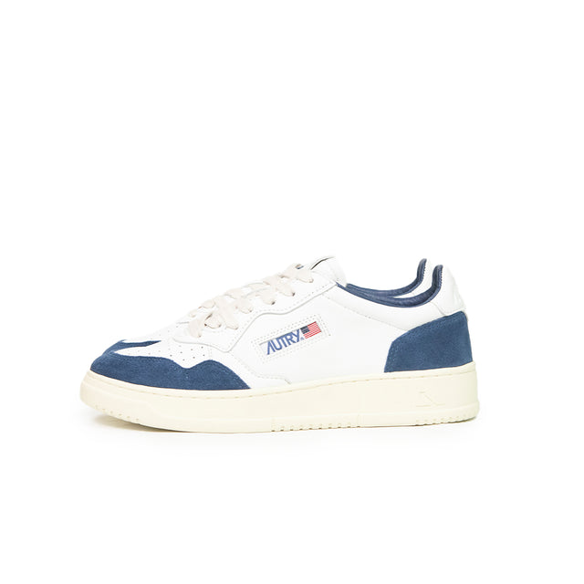 Sneaker Autry - Medalist low man goat suede bianche e blu avio