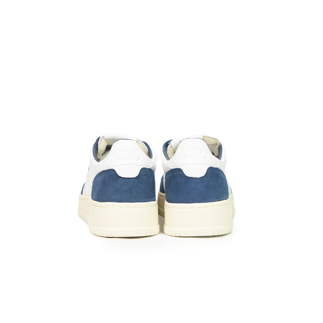 Sneaker Autry - Medalist low man goat suede bianche e blu avio