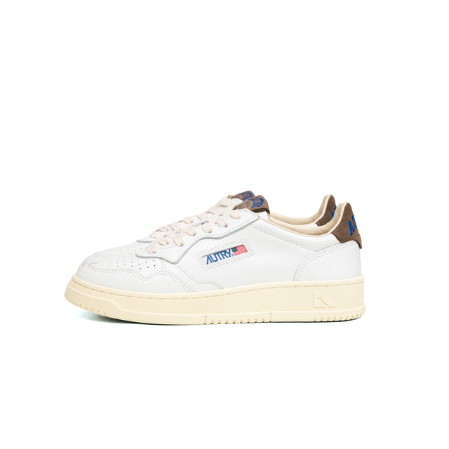 Sneakers Autry- medalist low man lather bianco, marrone scuro e dettagli blu elettrico