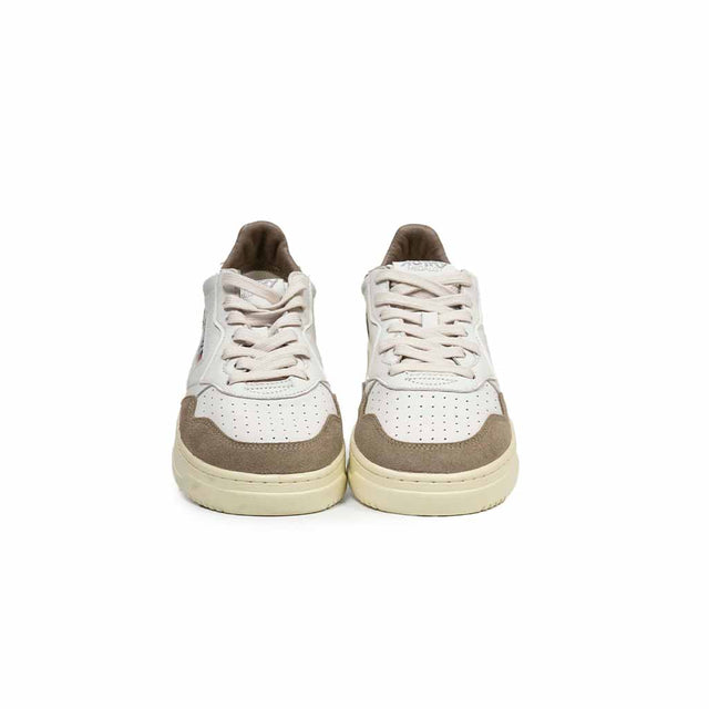 Sneakers Autry - Medalist low man Goat suede bianco e tabacco