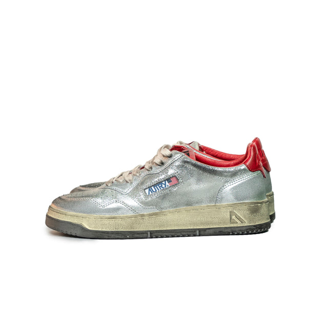 Sneakers Autry - Medalist Super Vintage Low in Suede Laminato (argento e rosso)