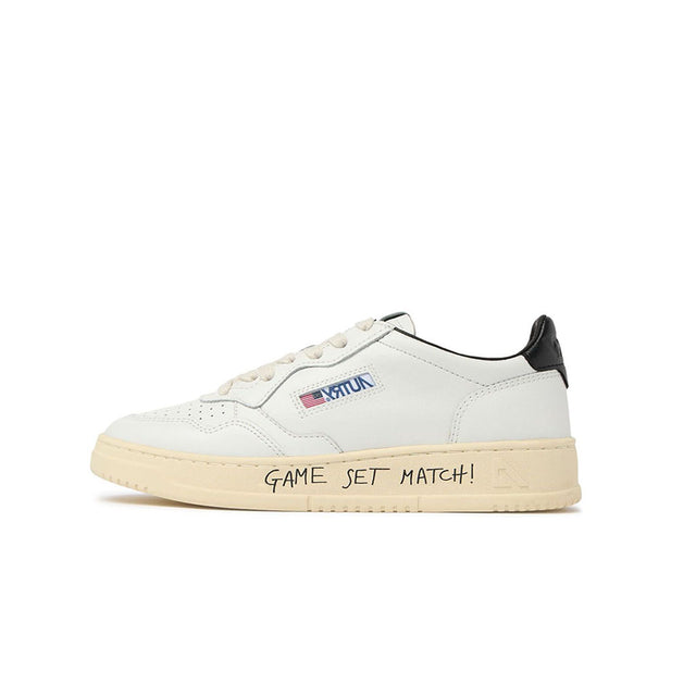 Sneakers Autry - Medalist Low in pelle con scritta “GAME SET MATCH” (bianco e nero)