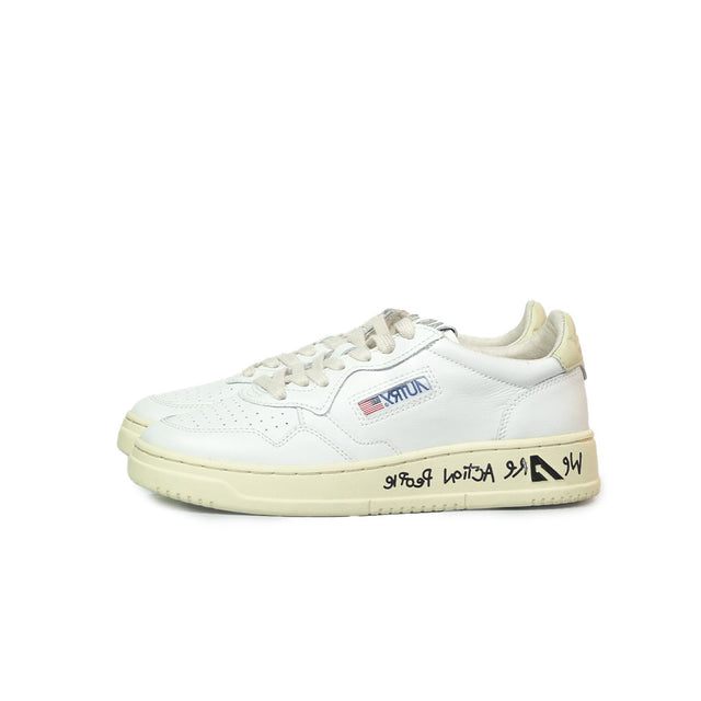 Sneakers Autry - Medalist Low in pelle con scritta “WE ARE ACTION PEOPLE” (bianco)