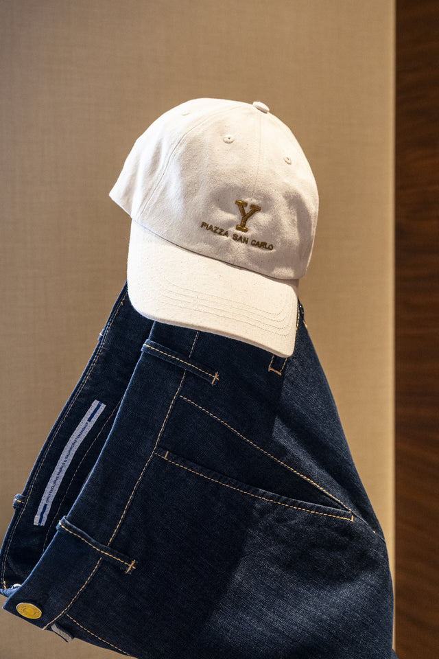 Y Piazza San Carlo 176 - Il salotto di Torino -  cappellino bianco