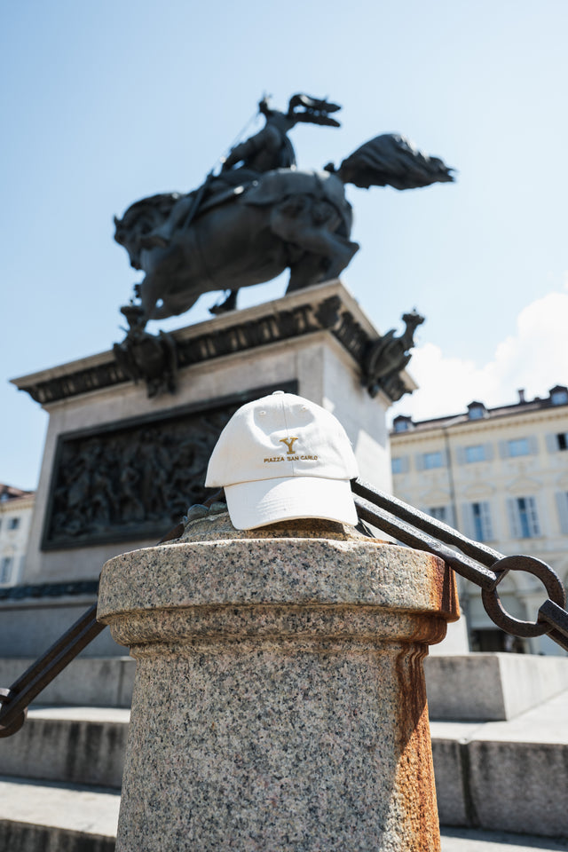 Y Piazza San Carlo 176 - Il salotto di Torino -  cappellino bianco